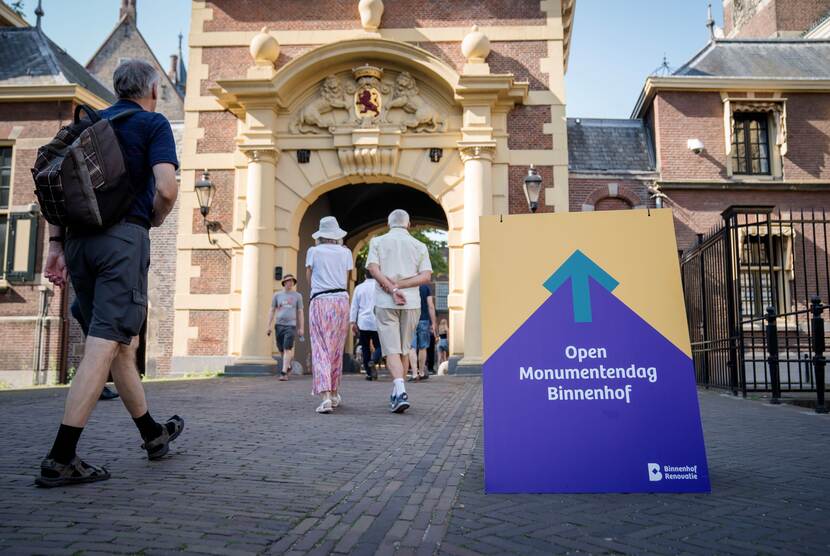 Bezoekers lopen door de Mauritspoort naar de ingang van de Ridderzaal op Open Monumentendag Binnenhof 2023