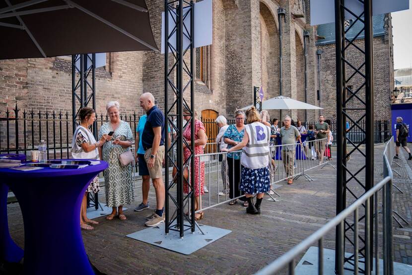 Bezoekers in de rij voor de zij-ingang van de Ridderzaal op Open Monumentendag Binnenhof 2023