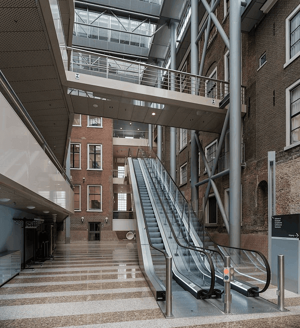 Schepelhal met roltrap richting Oude Zaal