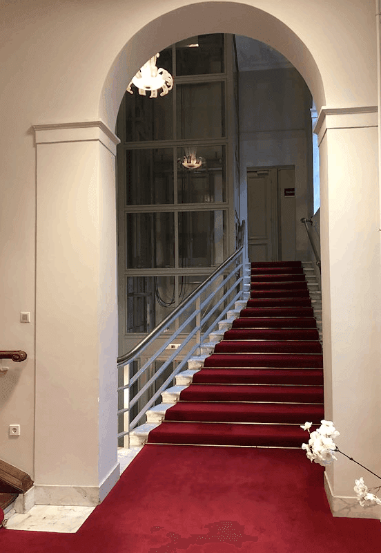 Foto oude situatie Napoleontrap die naar boven versmalt en dan rechts langs de lift loopt