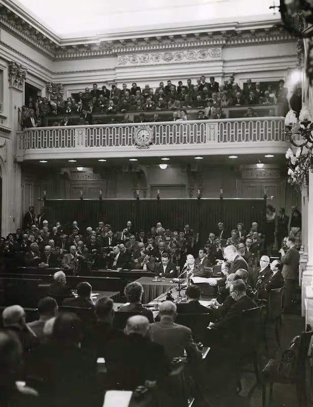 Zwart-witfoto van Oude Zaal tijdens vergadering Tweede Kamer met volle publieke tribune