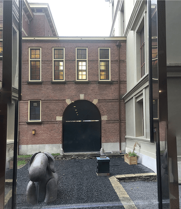 Beeld van oude situatie van de Schepeltuin en de tweelaagse verbinding tussen gebouw C en K van de Tweede Kamer