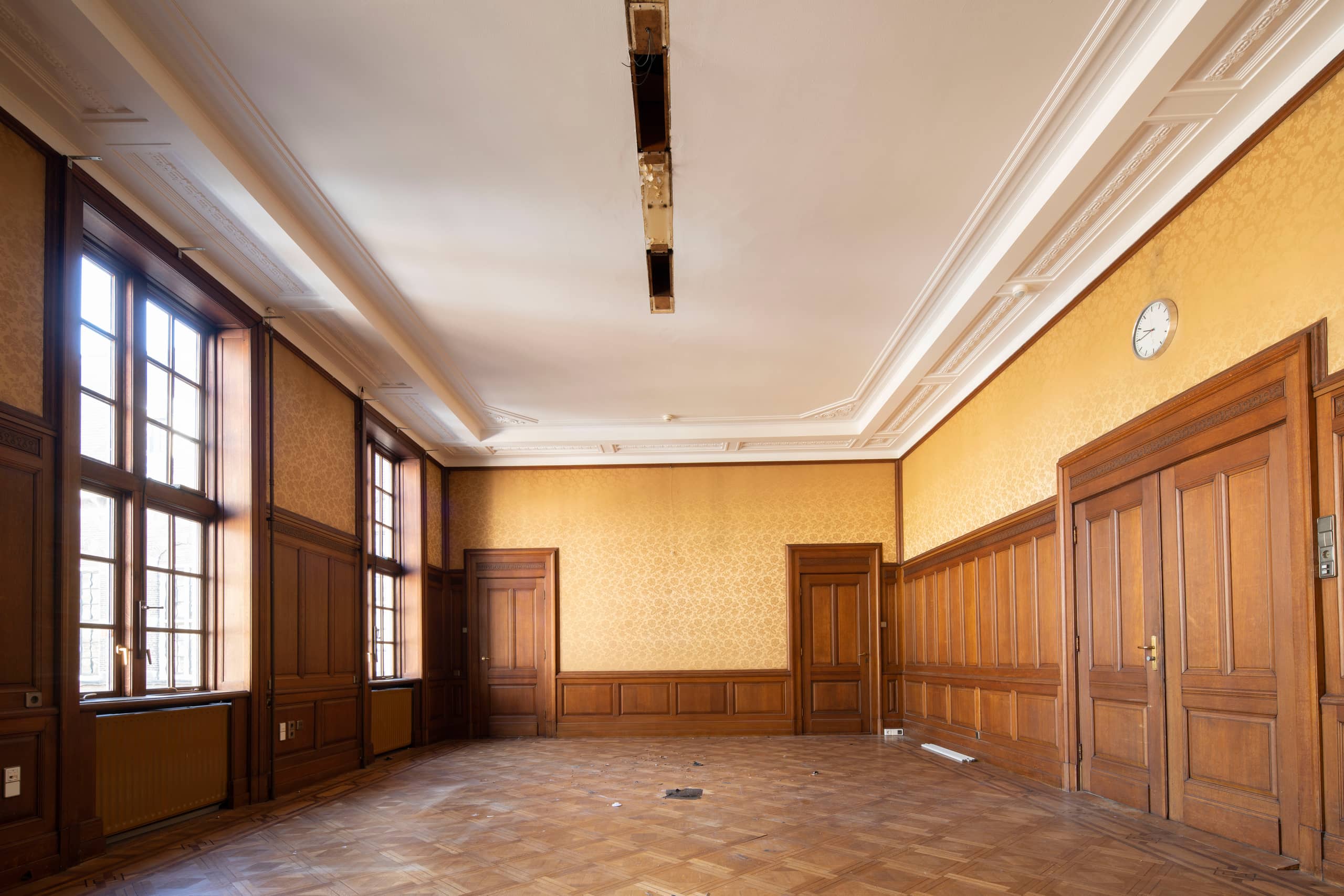 Beeld van de ontruimde ministerskamer voor de renovatie