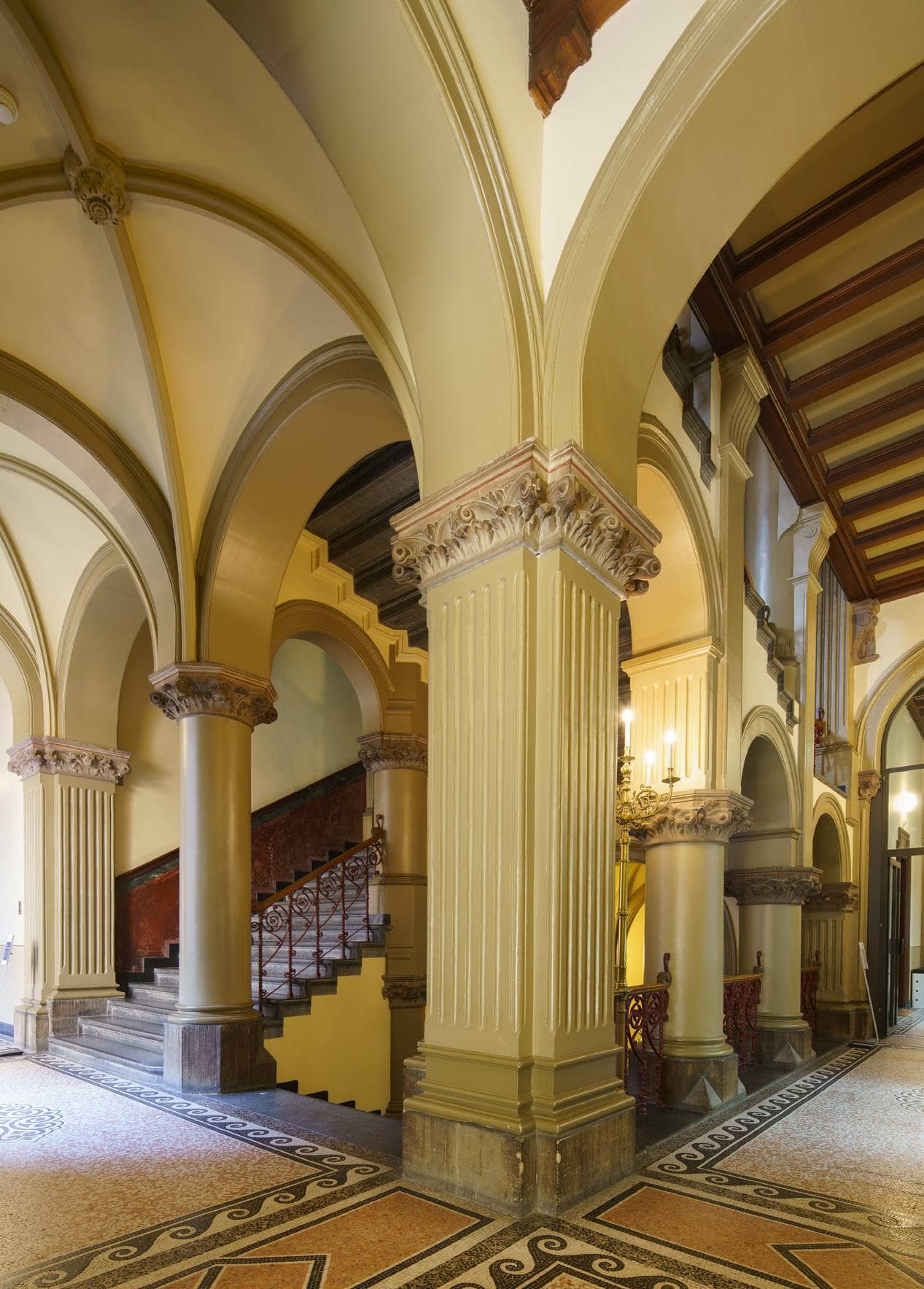Bestaande trappenhuis gebouw J met terrazzovloer en gewelven
