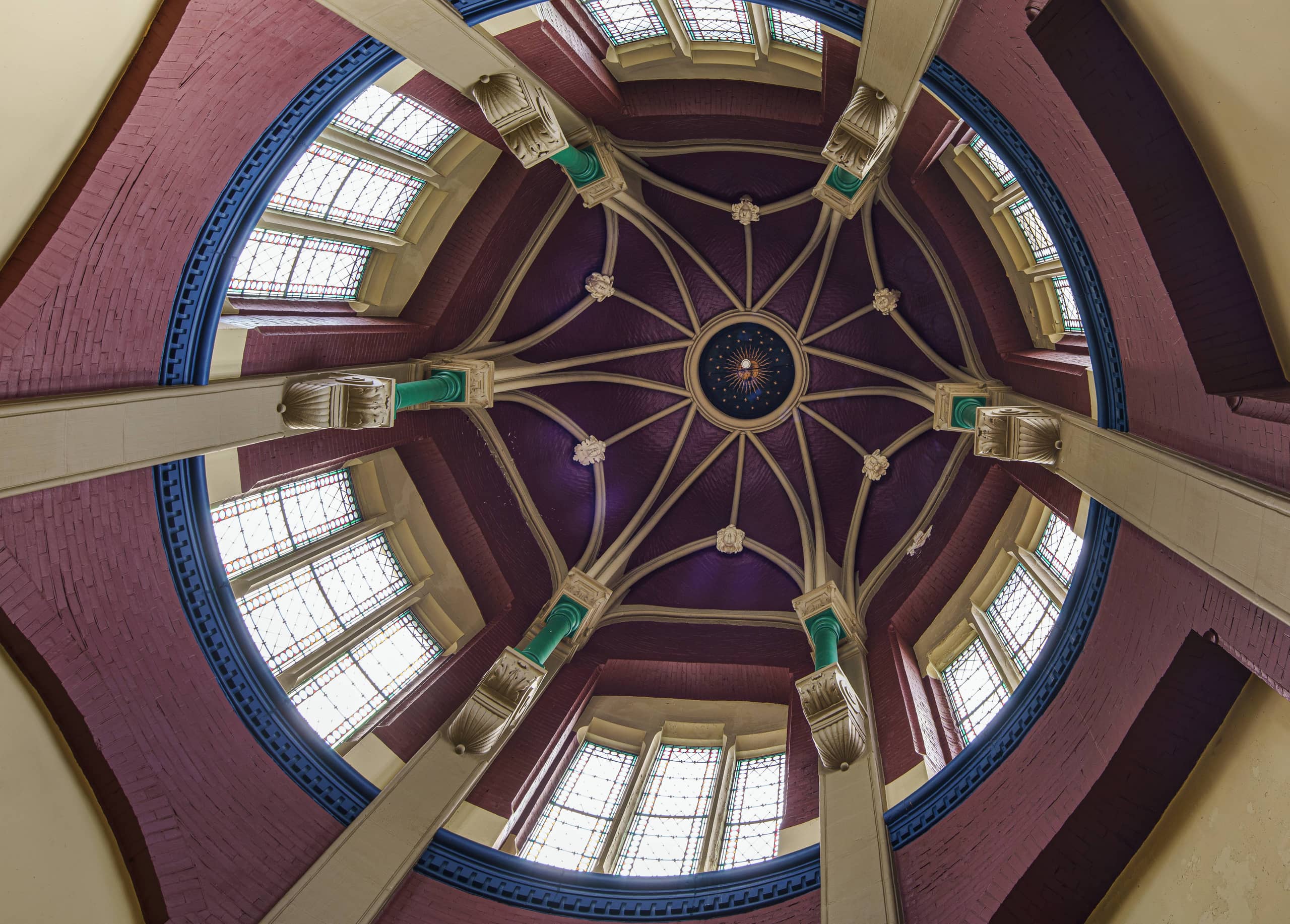 Netgewelf ambtenarentrap met overschildering uit de jaren 90