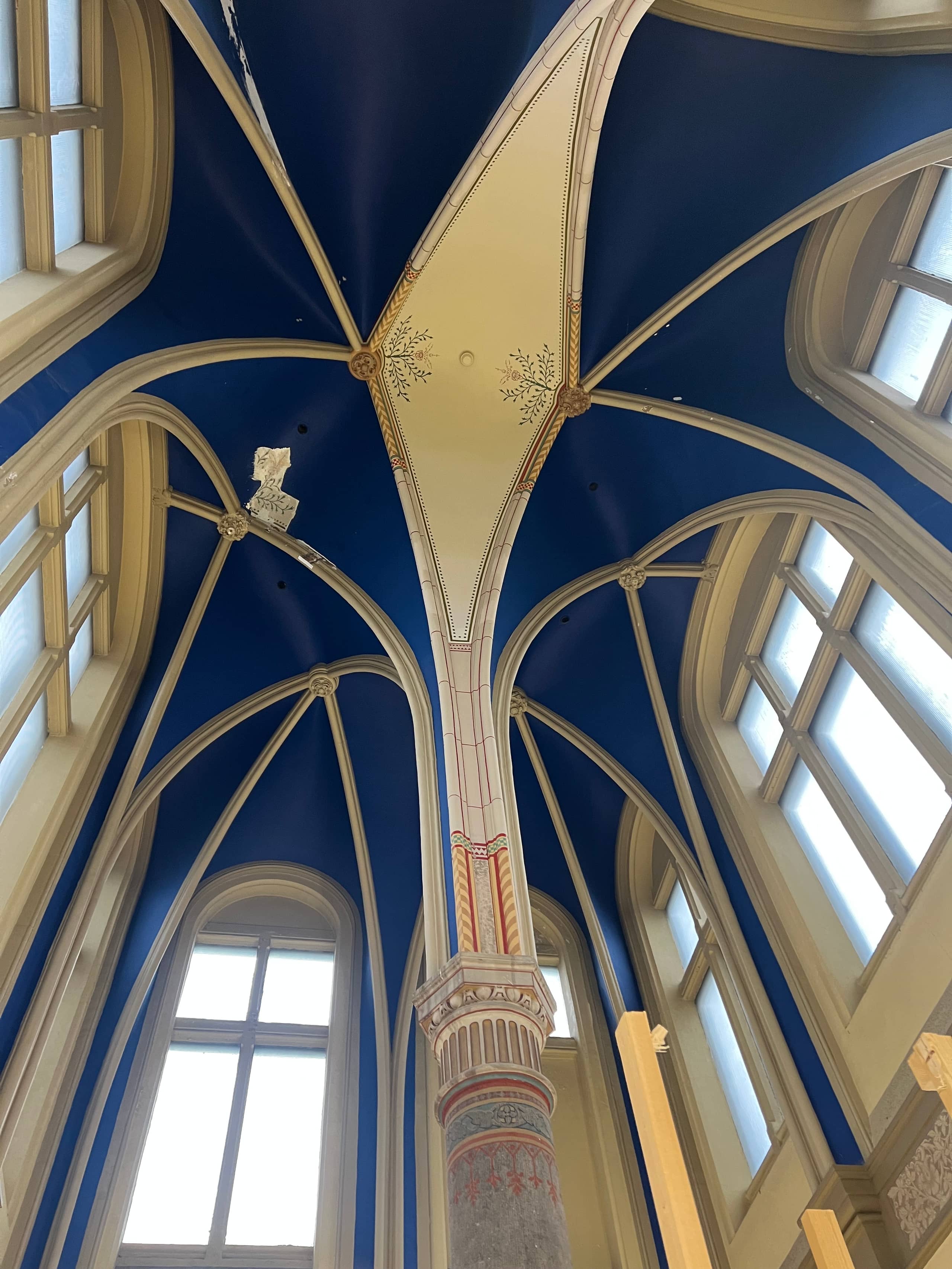 Plafond trappenhuis gebouw J met blauwe overschildering gedeelelijk in originele staat