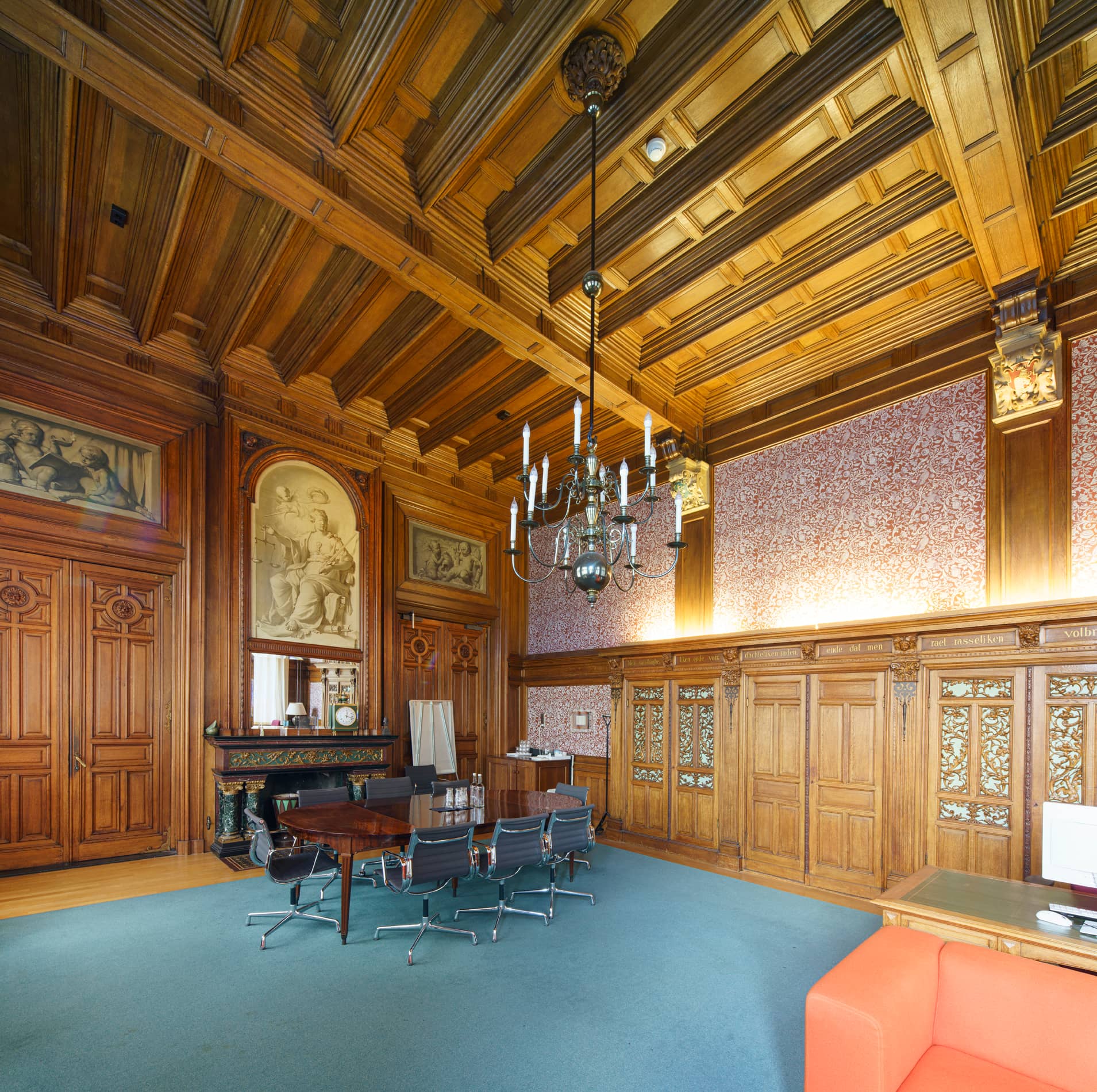 Ministerskamer in gebouw J met rijkelijke gedecoreerde houten lambrizering en plafond