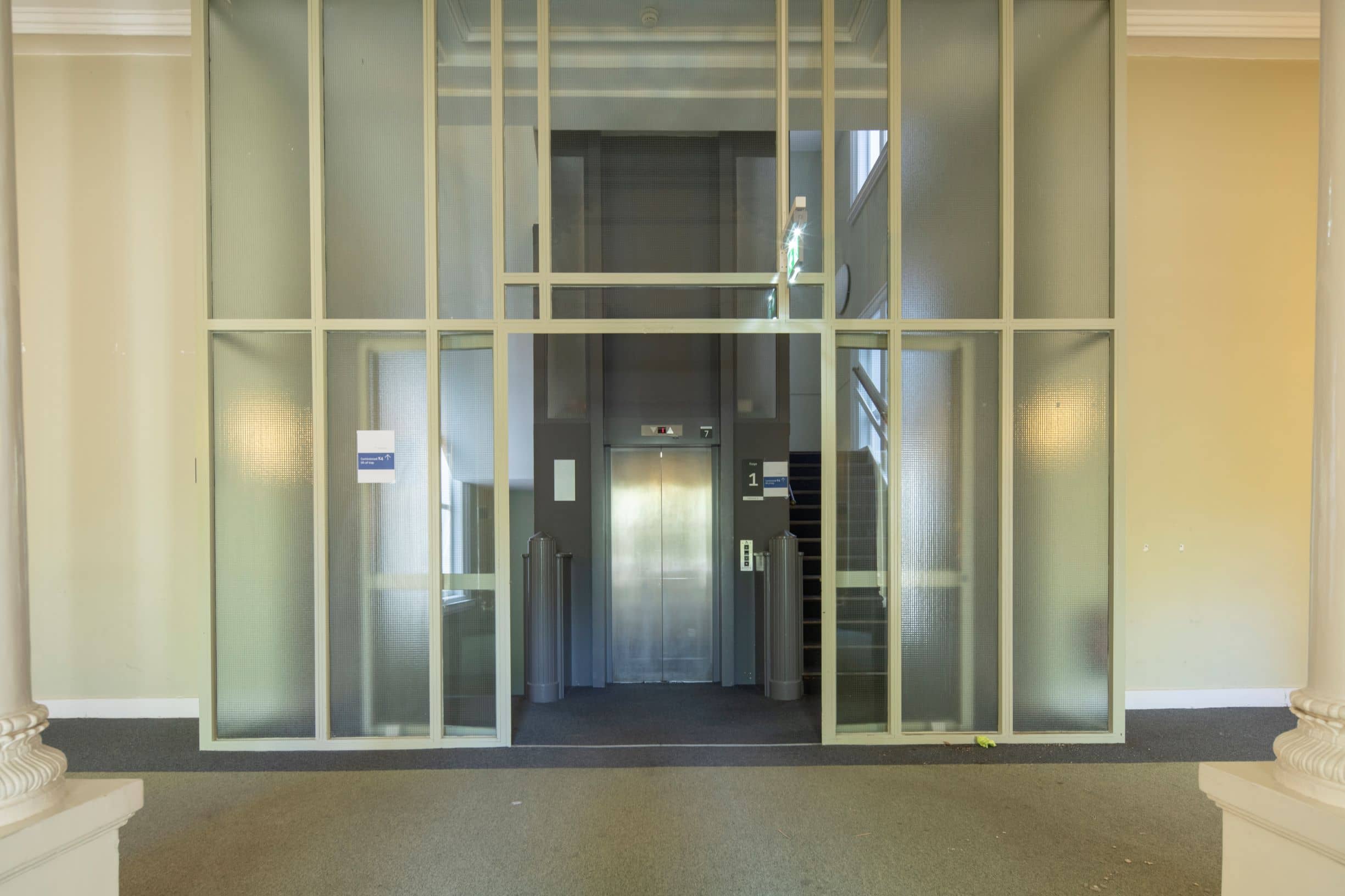 Trappenhuis met centraal daarin de lift