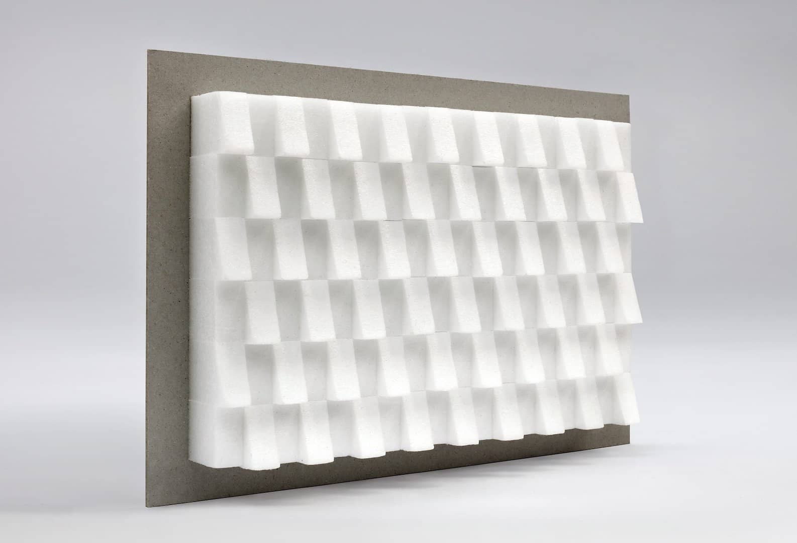 Paneel met in kunststof uitgewerkt regelmatig patroon met kleine tussenruimtes