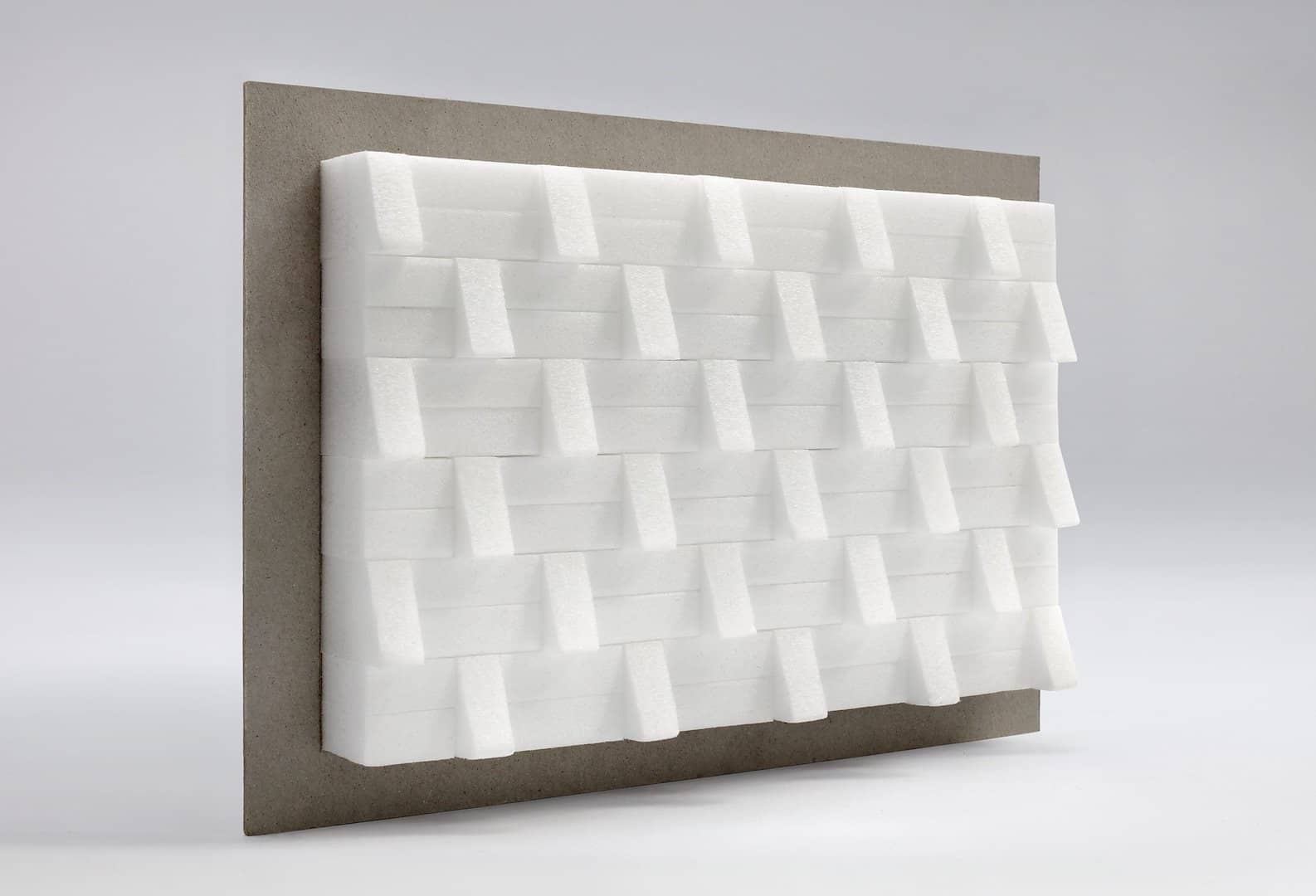 Paneel met in kunststof uitgewerkt regelmatig patroon met grote tussenruimtes