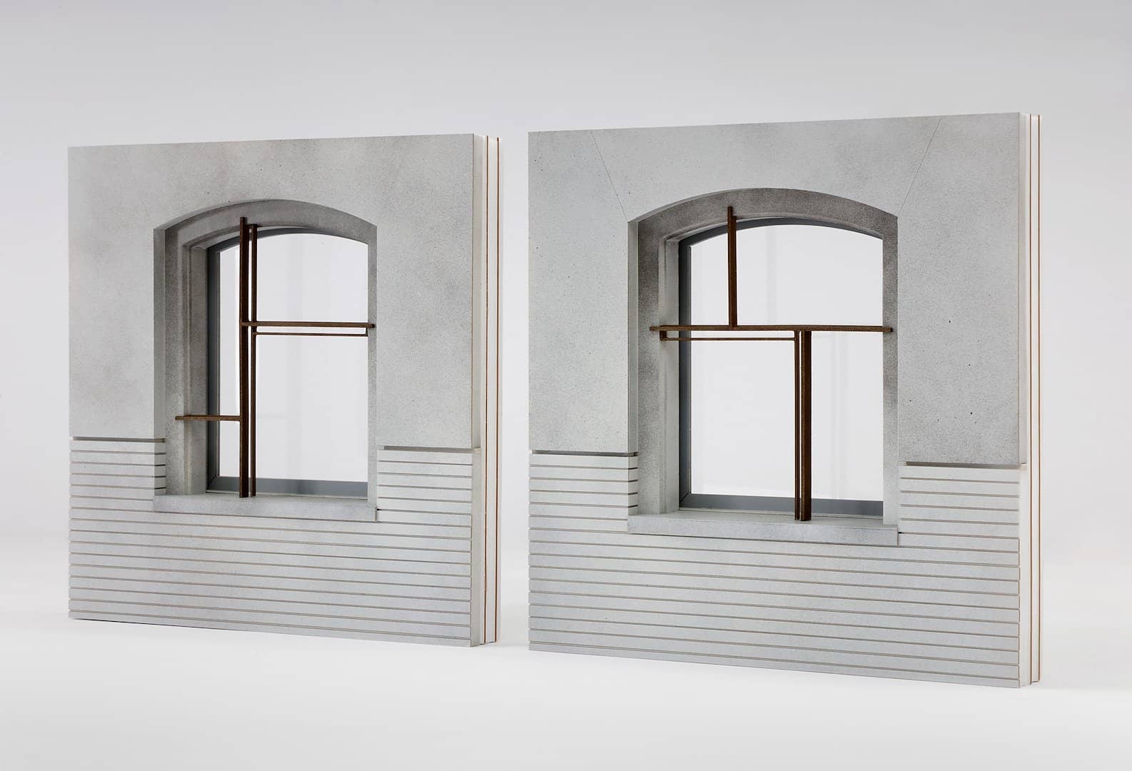 Twee ramen met mondriaan-achtige raamverdeling in vieren