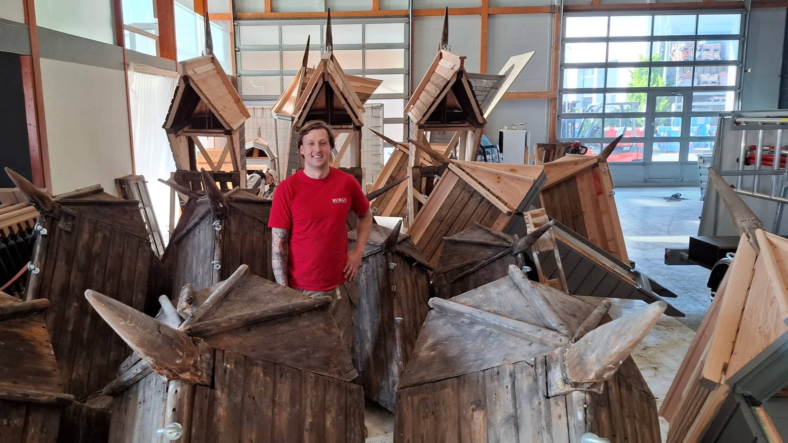 Dennis van Burgy Bouwbedrijf tussen de dakkapellen in de werkplaats