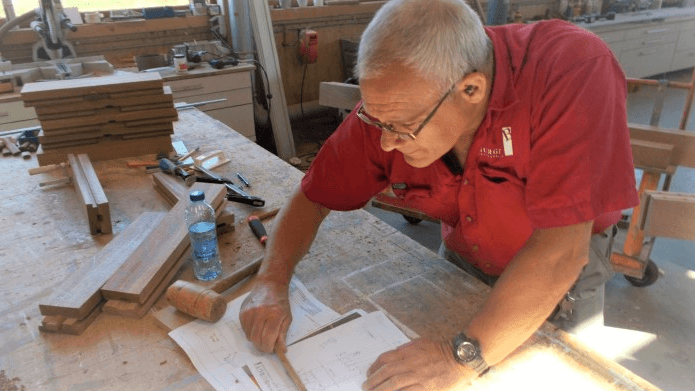 Gidion van Burgy Bouwbedrijf over een tekening gebogen