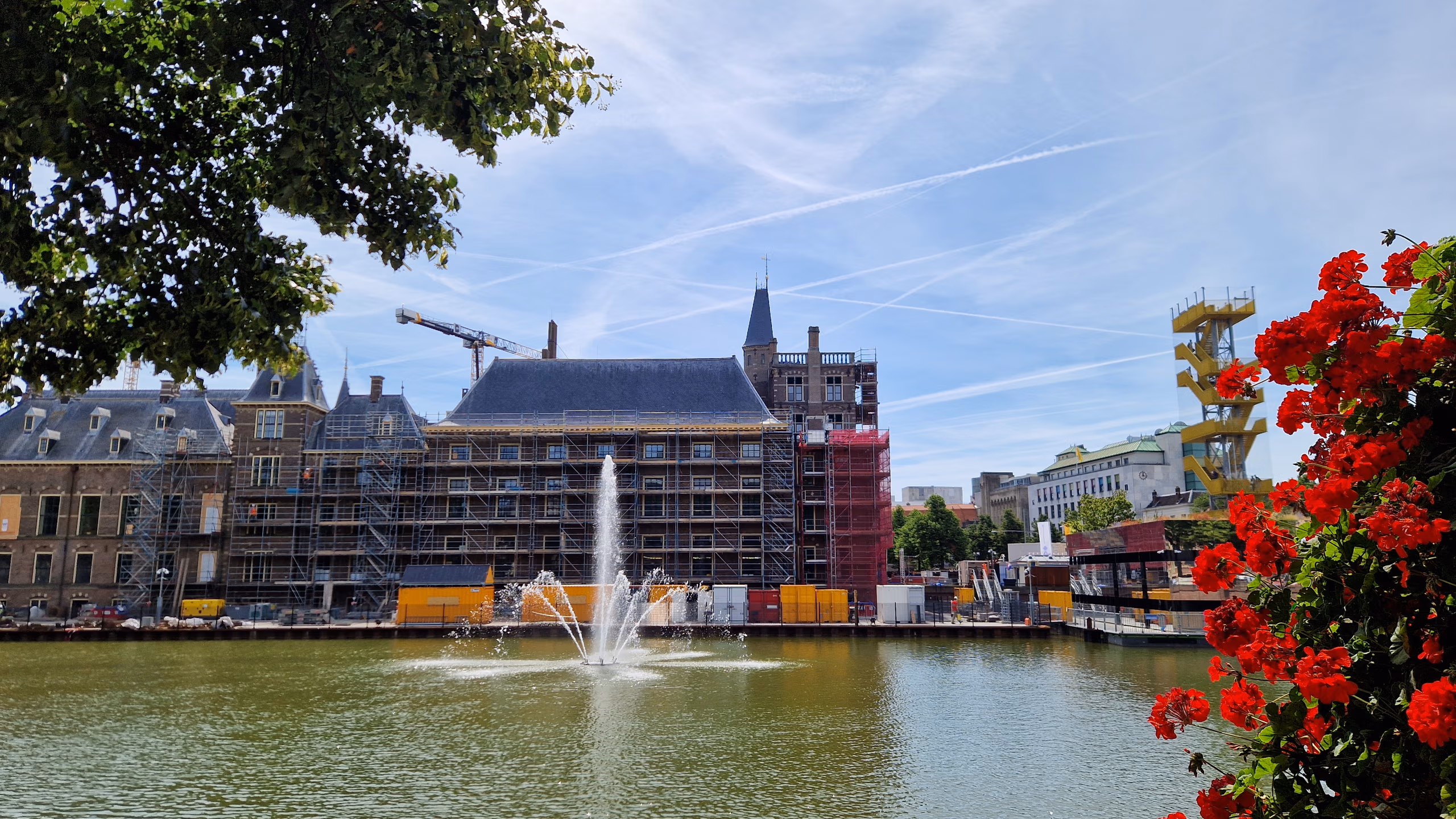 Zomer op de Hofvijver met fontein en Eerste Kamergebouwen