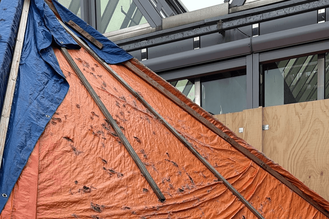 Oranje dekzeil met gaten