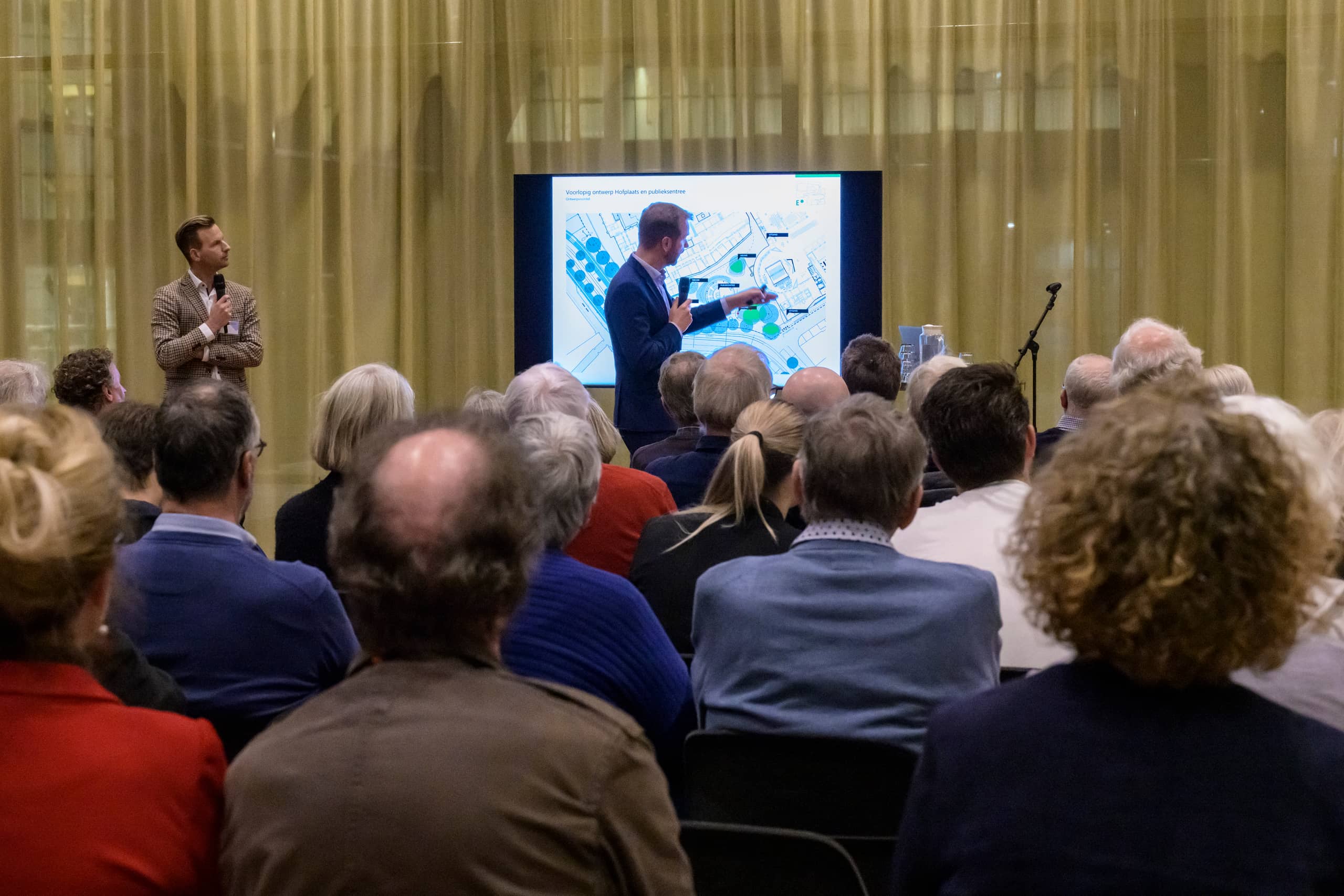 Thijs Paardekooper tijdens zijn presentatie van de nieuwe publieksentree Tweede Kamer in de Spinoza Foyer van Amare