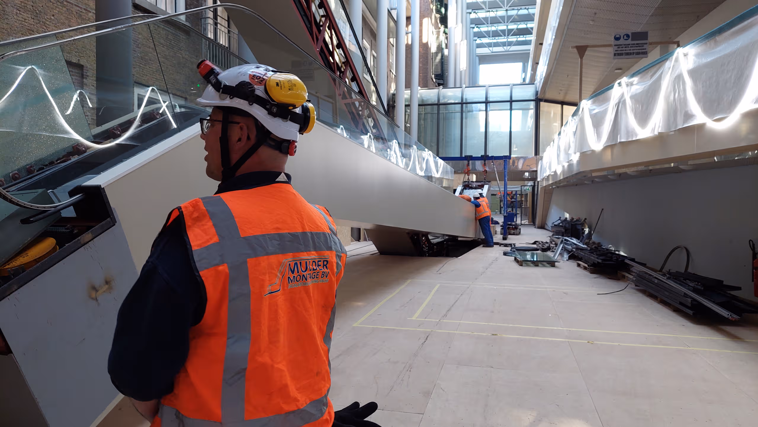 Zicht vanaf de bovenkant van de roltrap die nu helemaal horizontaal ligt