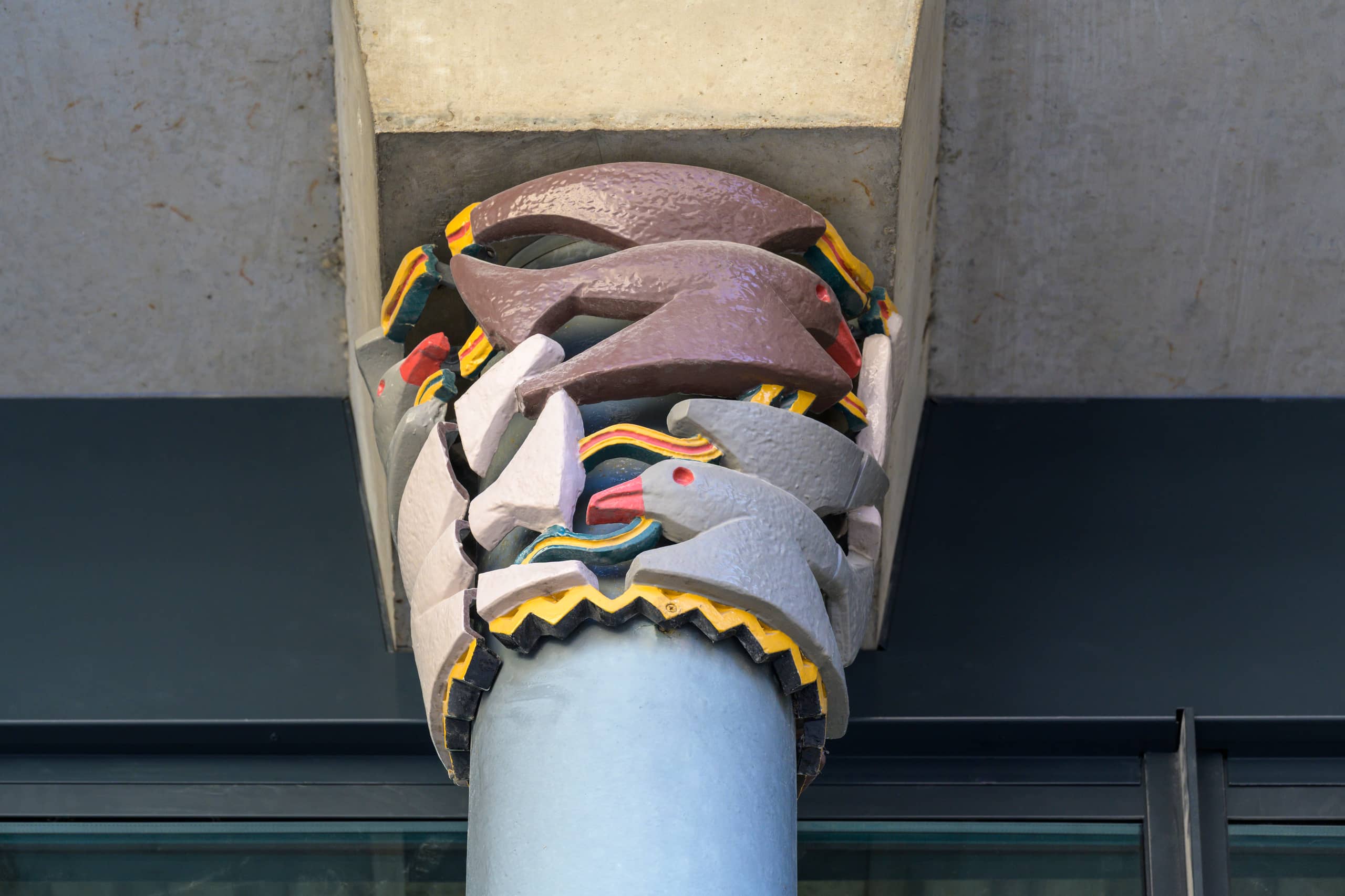 Ornament met vogels en vissen op kolom tijdelijke huisvesting ministerie AZ