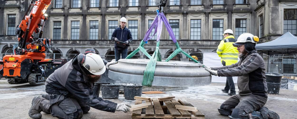 Bouwvakker bezig met de demontage van de Binnenhoffontein