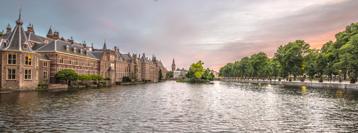 De Hofvijver bij avondlicht met links het Binnenhof