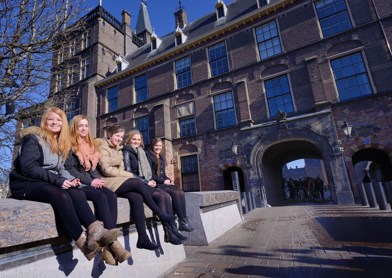 Scholieren op een bank naast het Binnenhof