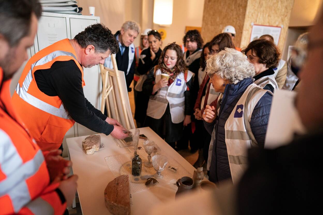 Kamerleden en fractiemedewerkers tijdens hun bezoek aan de Eerste Kamergebouwen