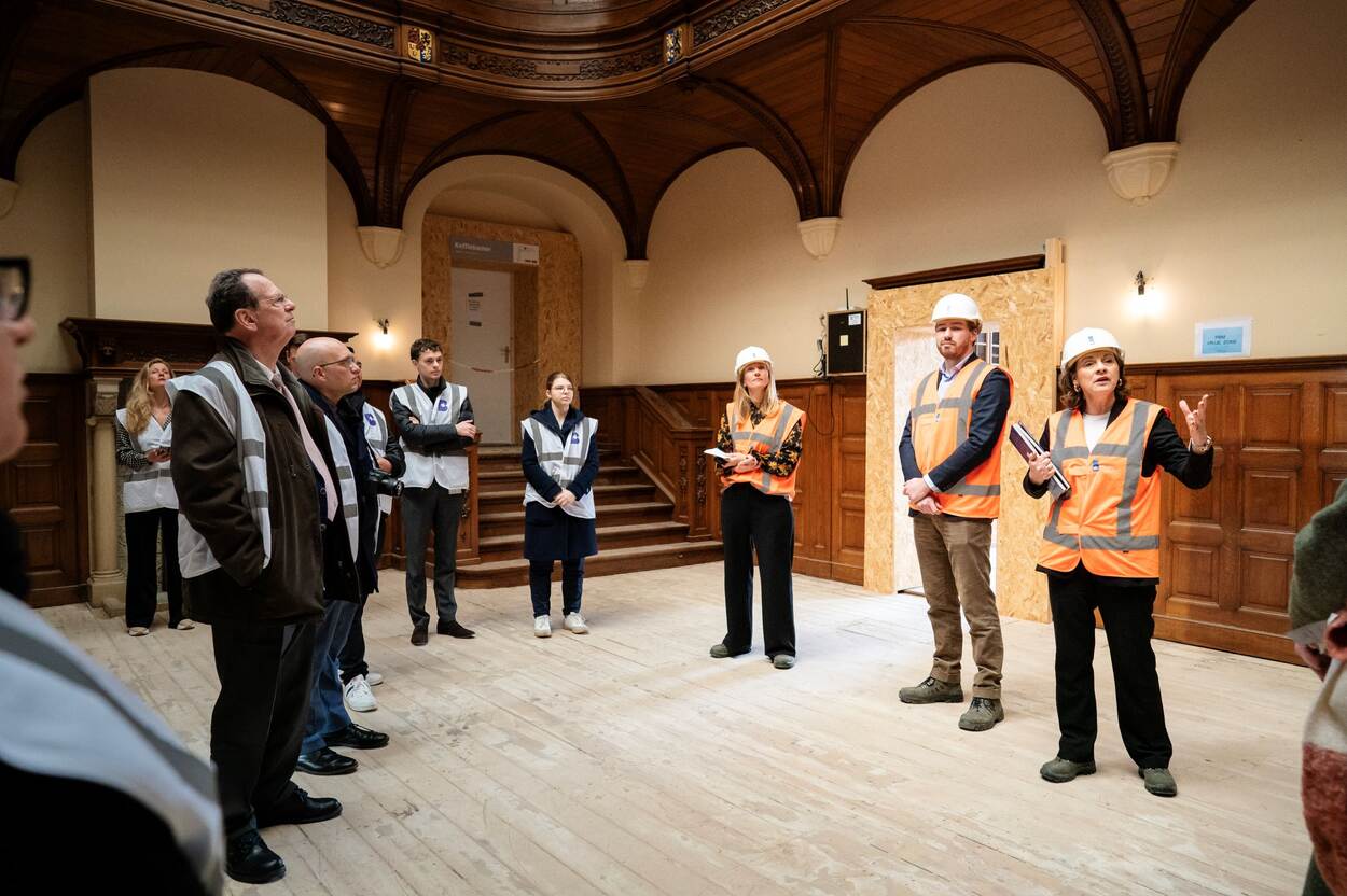 Kamerleden en fractiemedewerkers tijdens hun bezoek aan de Eerste Kamergebouwen