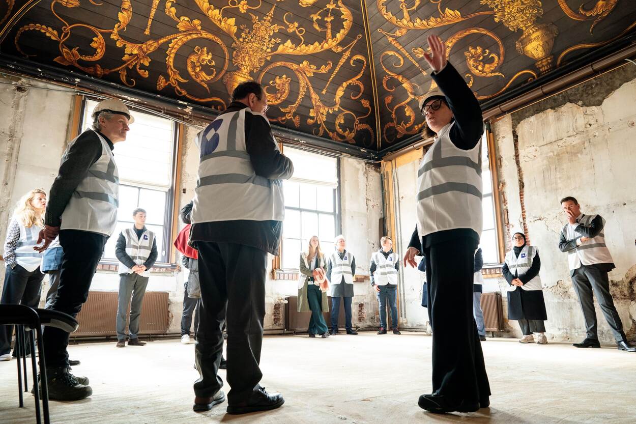 Kamerleden en fractiemedewerkers tijdens hun bezoek aan de Eerste Kamergebouwen