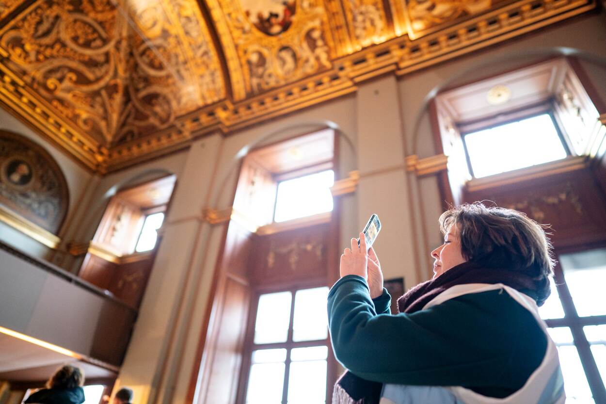 Kamerleden en fractiemedewerkers tijdens hun bezoek aan de Eerste Kamergebouwen