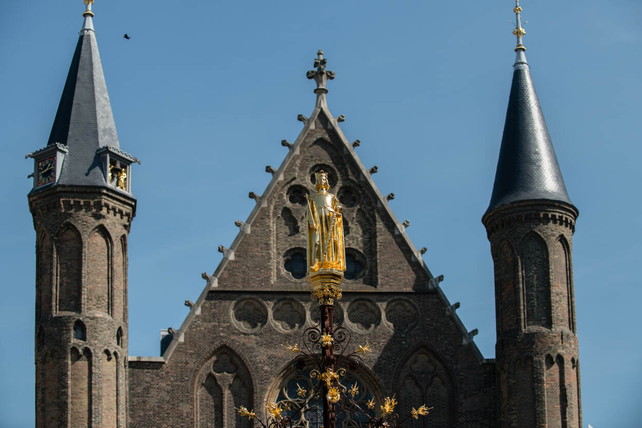 Vergulde beeld van koning Willem II van Holland, onderdeel van de gerenoveerde fontein (april 2018) voor de Ridderzaal op het Binnenhof