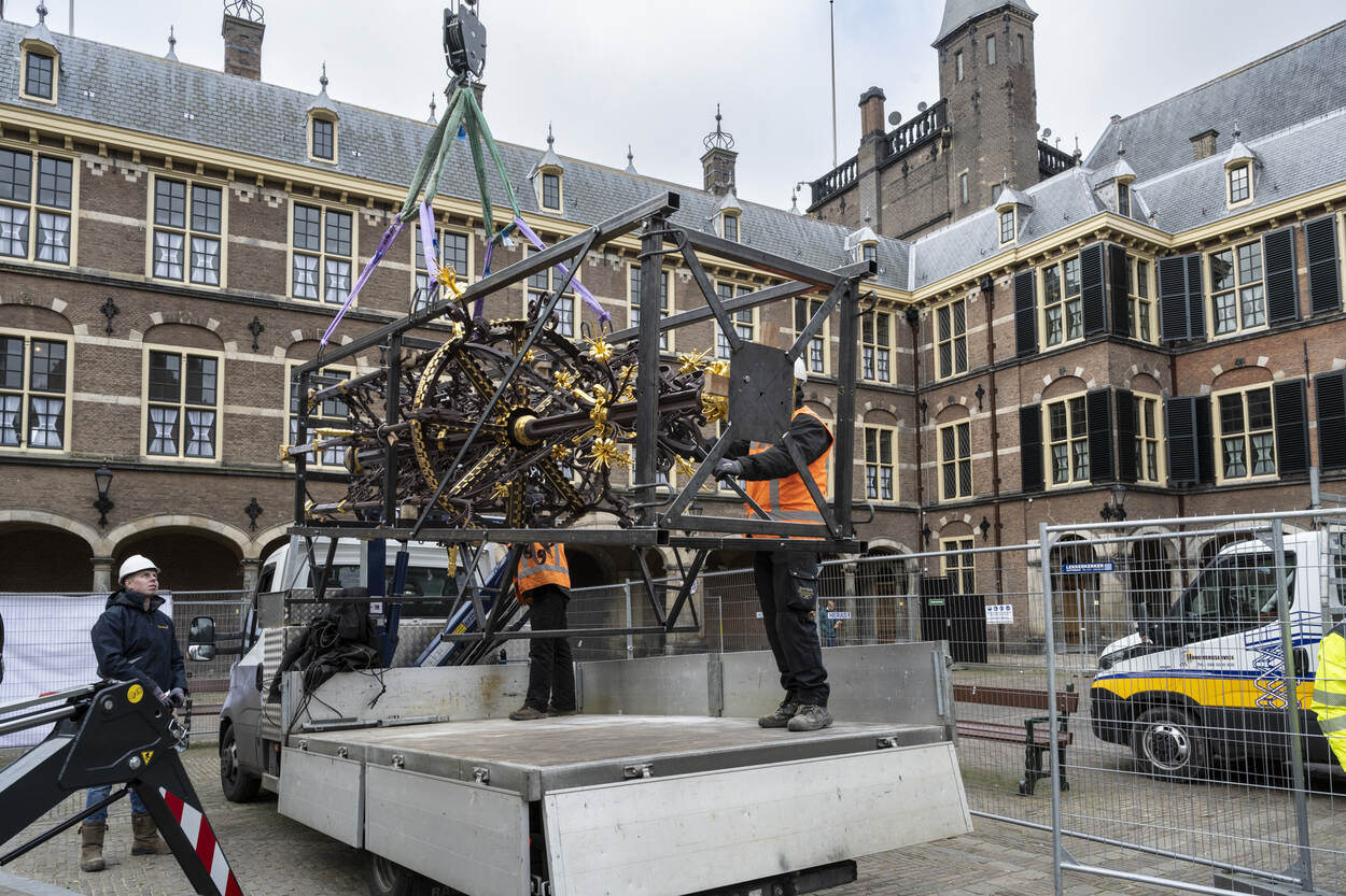 Het ijzerwerk van de fontein wordt op een wagen geplaatst voor transport