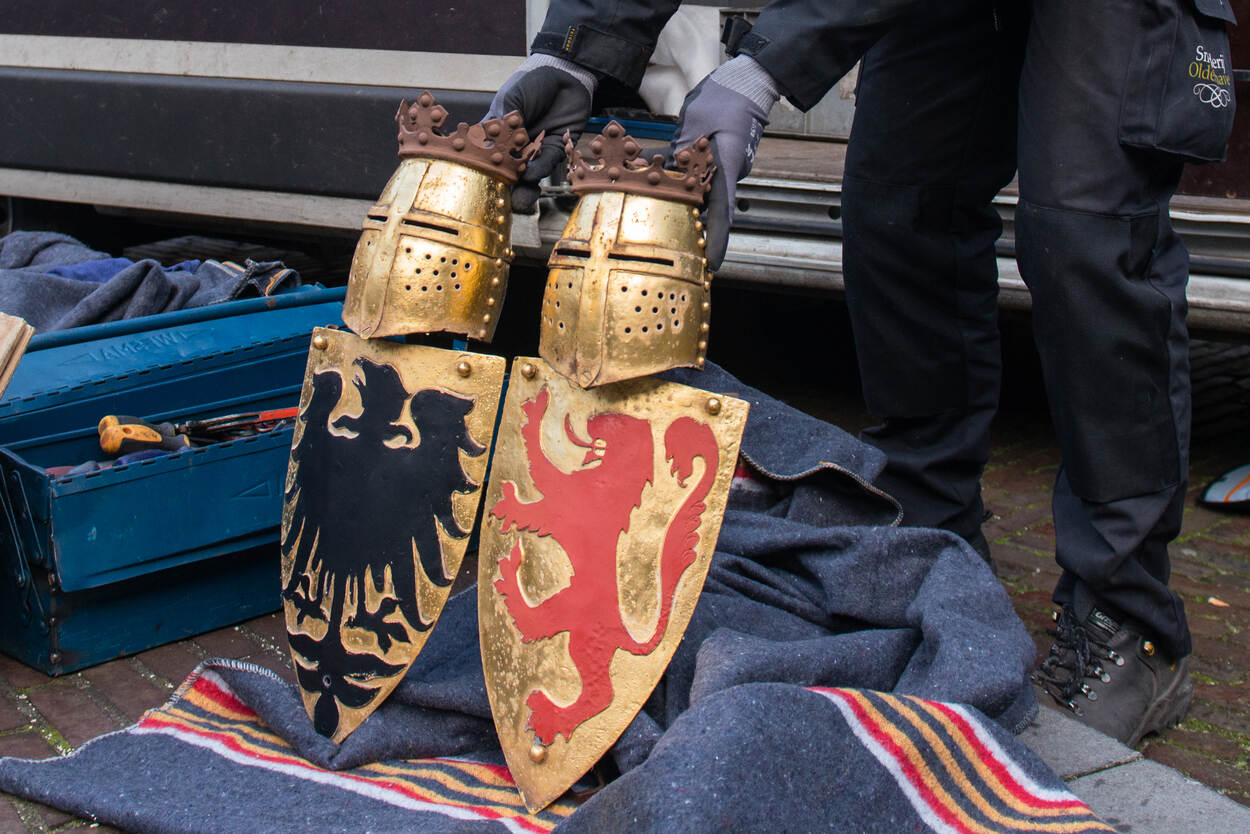 Vergulde wapenschilden van koning Willem II van Holland, onderdeel van de Binnenhoffontein, tijdens groot onderhoud (januari 2018)