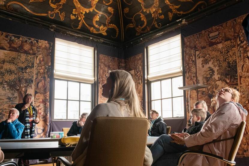 Mensen bewonderen schilderkunst plafond Mary Stuartkabinet