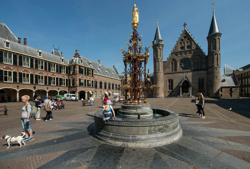 Afbeelding: Het Binnenhof met in het midden de fontein
