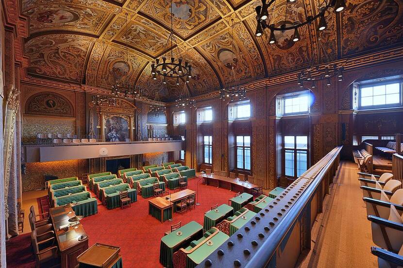 De pleniare zaal van de Eerste Kamer met groene bankjes voor de renovatie