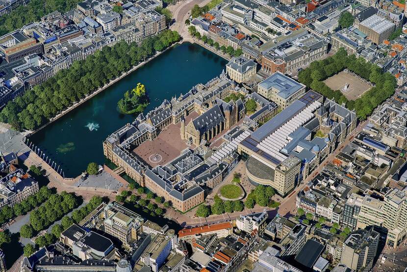 Vogelvluchtimpressie van het gerenoveerde Binnenhof met onderin in beeld gebouw A tussen Hofplaats en Opperhof