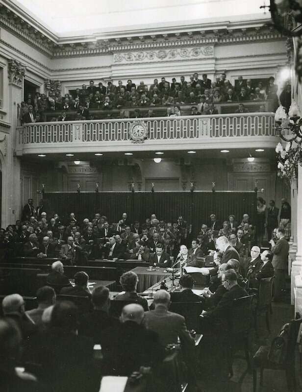 Zwart-witfoto van Oude Zaal tijdens vergadering Tweede Kamer met volle publieke tribune