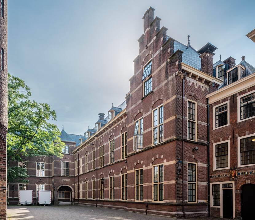 Neo-rennaisancegevel van gebouw C aan het Binnenhof met rechts het Goudsmits Keurhuis