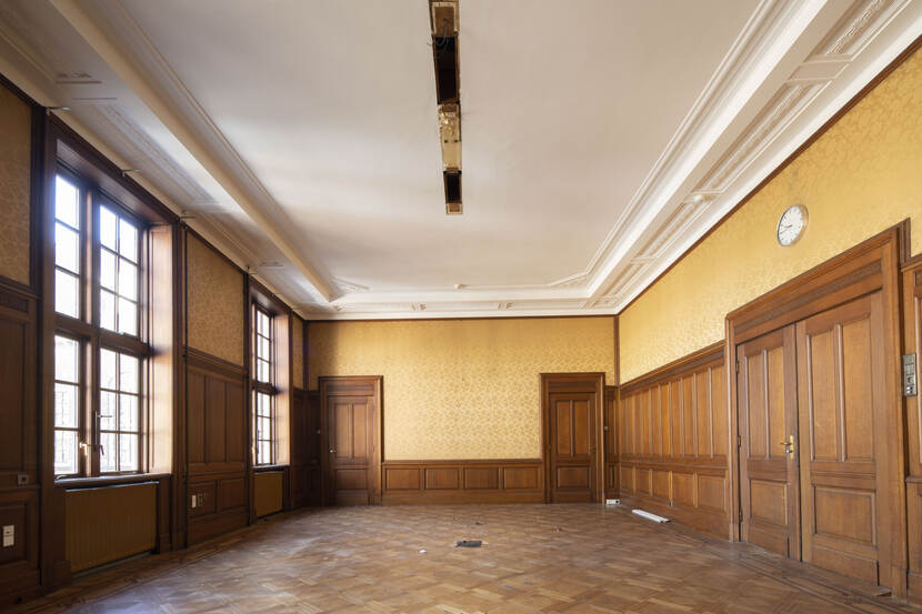 Beeld van de ontruimde ministerskamer voor de renovatie