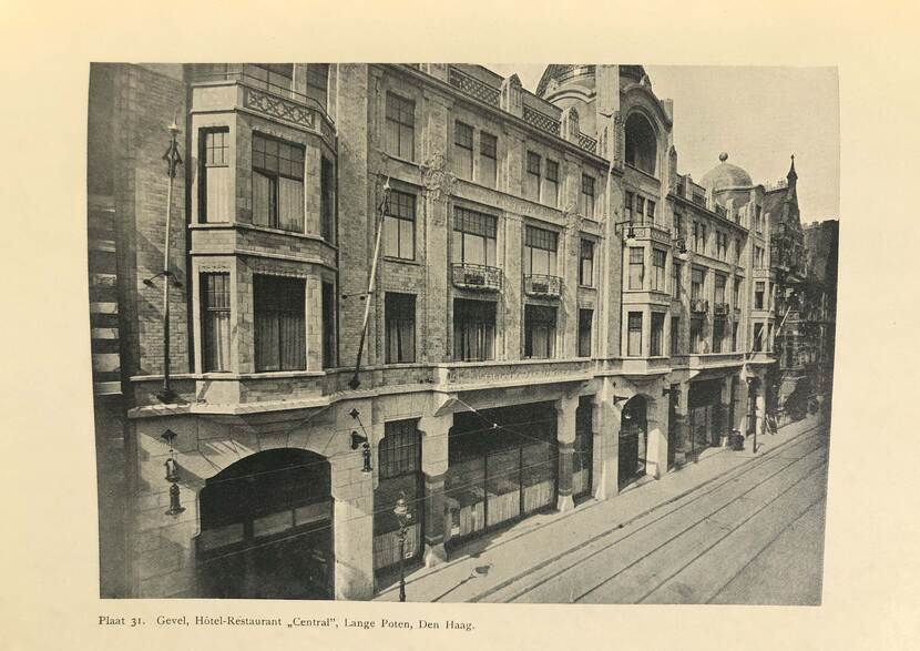 Oude foto met onderschrift: "Gevel Hôtel-restaurant "Central", Lange Poten, Den Haag"