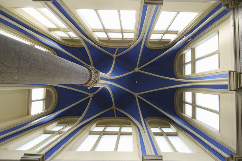 Plafond trappenhuis met blauwe beschildering
