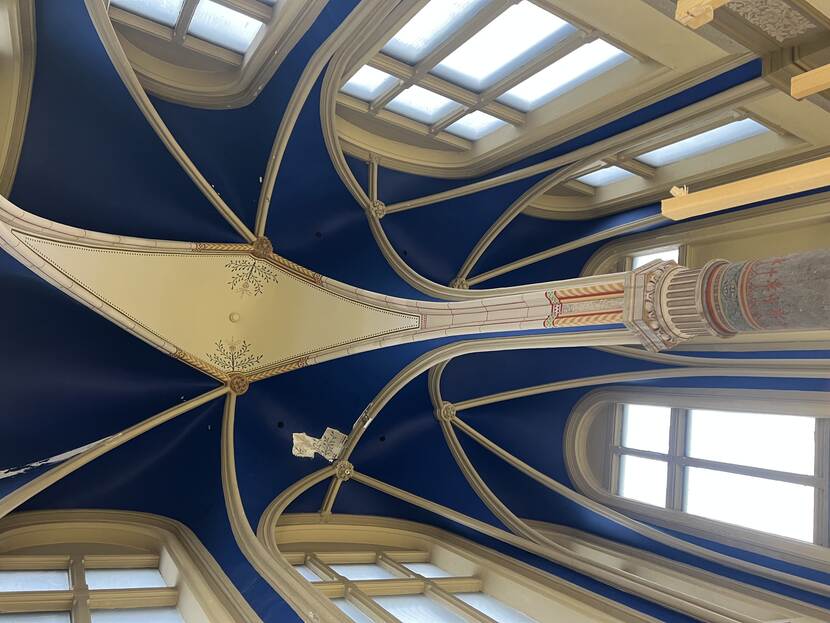 Plafond trappenhuis gebouw J met blauwe overschildering gedeelelijk in originele staat