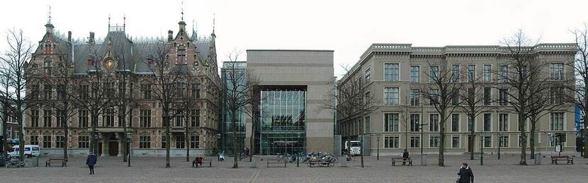 Het Plein met links het voormalig ministerie van Justitie en rechts het voormalig ministerie van Koloniën