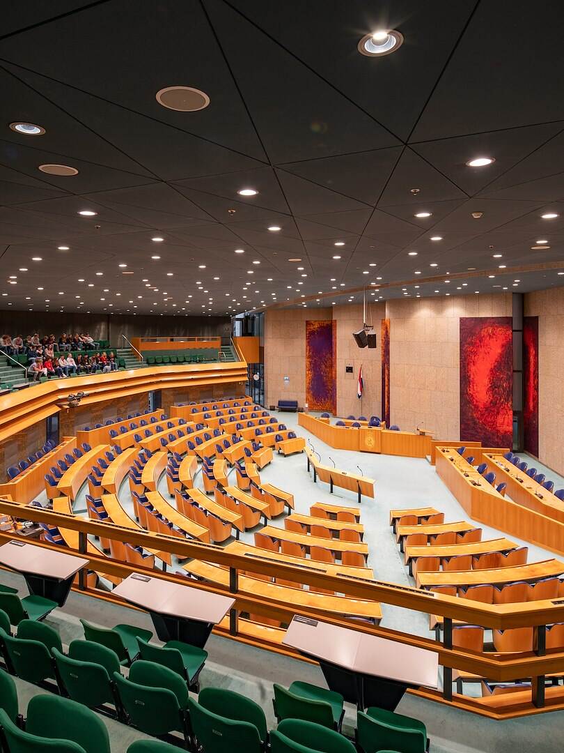 Archiefbeeld van zicht op plenaire zaal Tweede Kamer vanaf publiekstribune vóór de renovatie