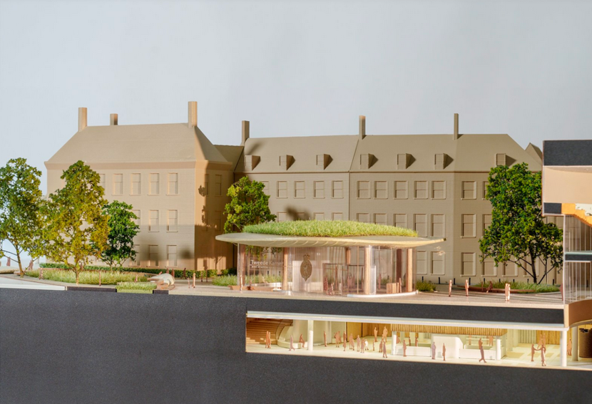 Zicht vanaf de zijkant op de maquette van de Hofplaats met doorsnede van het bovengrondse en ondergrondse deel van de publieksentree