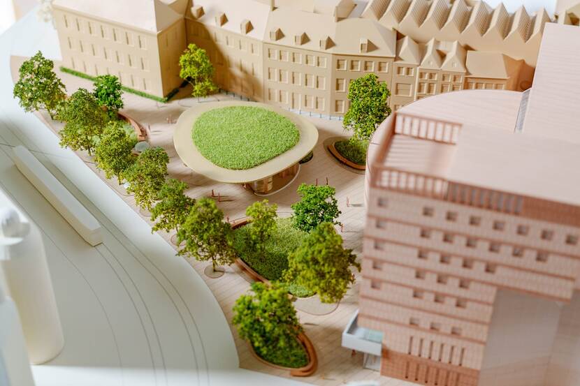 Zicht van bovenaf op de maquette van de Hofplaats met in het midden het paviljoen van de nieuwe publieksentree met groen dak