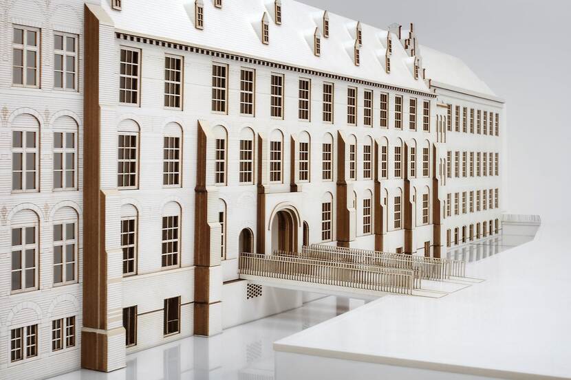 Maquette van gevel en gracht aan het Buitenhof