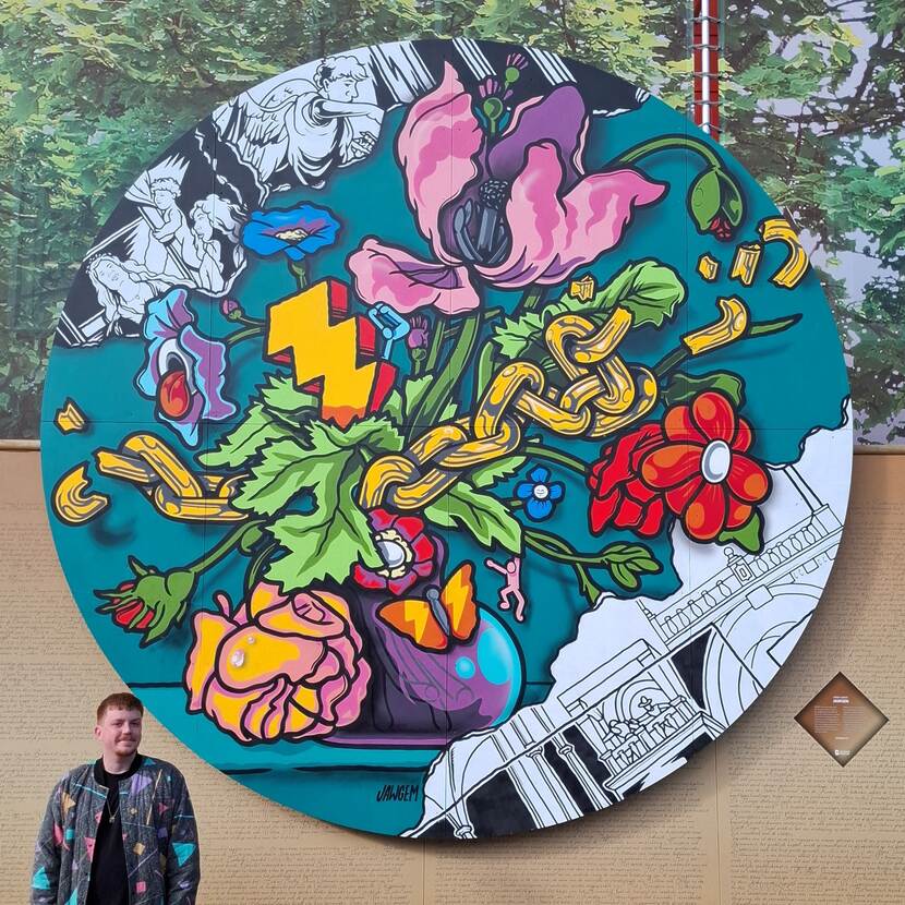 JAWGEM naast zijn kunstwerk op het Plein