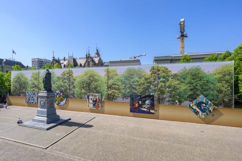 Het Plein in Den Haag met het standbeeld van Willem van Oranje en de bouwschutting met de vijf kunstwerken