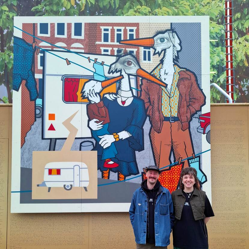SOGO naast hun kunstwerk op het Plein